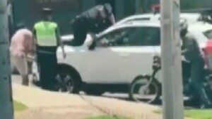 Conductora huye tras supuesto choque y lleva a un policía sobre el capó