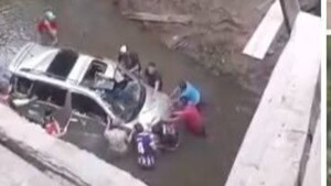 Popular / (VIDEO) ¡Dionoguarde! Se rompió un puente y una familia cayó con auto y todo