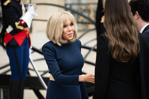 Brigitte Macron califica de "zorras estúpidas" a feministas que interrumpieron espectáculo