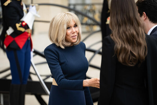 Brigitte Macron califica de "zorras estúpidas" a feministas que interrumpieron espectáculo