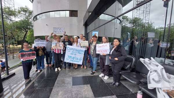 Víctimas de mafia de los pagarés piden juicio político a ministros de la Corte por reunión secreta con Cartes - Nacionales - ABC Color