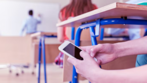 ¿Sin celulares en escuelas? “El abuso de las pantallas sí influye en los procesos atencionales”
