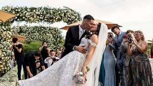 El sincero voto de Almirón: “Prometo amarte cuando estés con el celular y no me hagas caso”