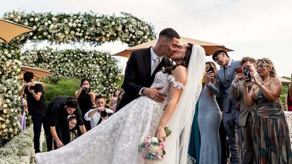 El sincero voto de Almirón: “Prometo amarte cuando estés con el celular y no me hagas caso”