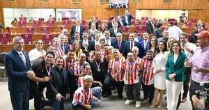 Diario HOY | Otorgan premio “Arsenio Erico” a la Selección Paraguaya de Talla Baja