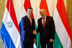 Santiago Peña y la Primera Dama fueron recibidos por el presidente de Hungría Tamás Sulyok