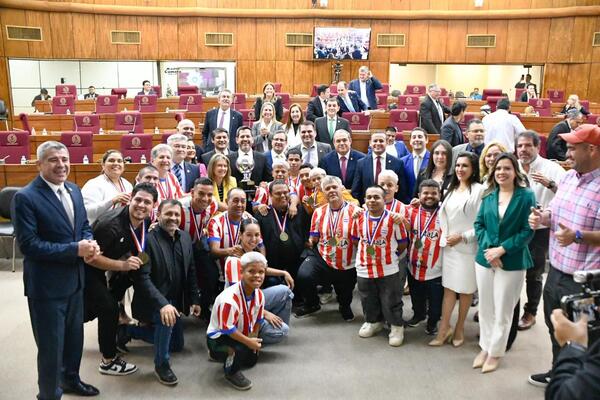 Albirroja Talla Baja recibe el premio “Arsenio Erico” en Diputados | Unicanal