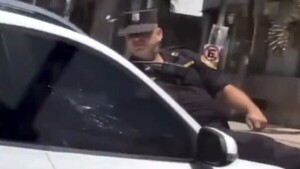 Dudosa actuación fiscal y nueva denuncia en caso de mujer que llevó a policía sobre el capó