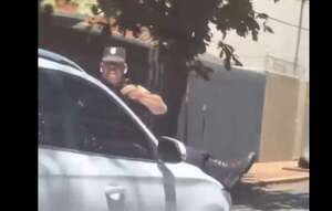 Fiscalía investiga incidente en el que una mujer huyó con un policía sobre el capó - Policiales - ABC Color