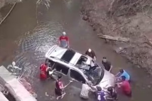 Coronel Oviedo: un viejo puente se desploma y deja cuatro heridos - ADN Digital