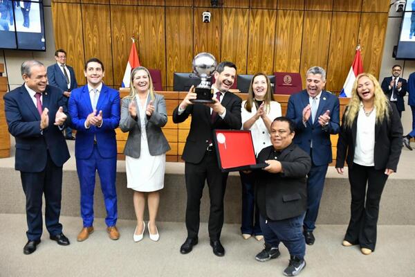 Tras ganar la Copa América, Los Karape reciben el premio “Arsenio Erico” - trece