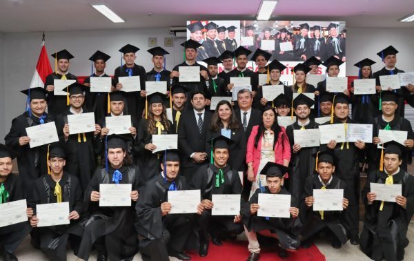 SNPP cierra el año con 325 nuevos egresados en especialidades clave para el país