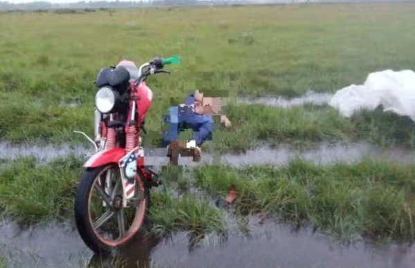 Motociclista perdió la vida tras ser impactado por un rayo | Unicanal