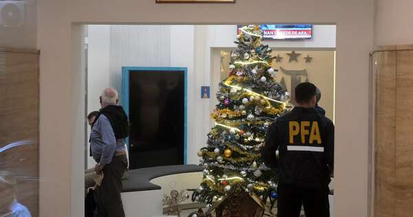 La Nación / Allanan la AFA y clubes argentinos en investigación por lavado