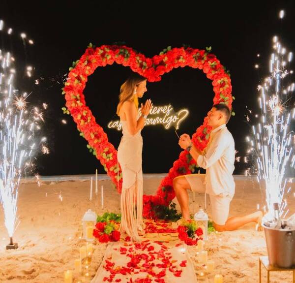 De romántico te hablo. Pelotero se comprometió en las playas de Cancún