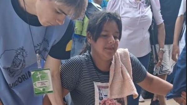 De rodillas llegó junto a la Virgen de Caacupé