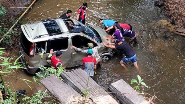 Puente se vino abajo y una familia en auto cayó al arroyo