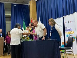 Alfabetización bilingüe en Itapúa cerró el año con más de cien egresados