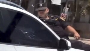 Fiscalía investiga caso mujer que llevó sobre capó de su vehículo a agente policial