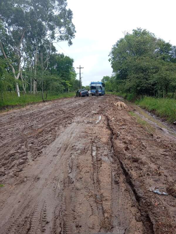 Vecinos exigen mejoras urgentes en el camino de acceso al Barrio del Este - Nacionales - ABC Color