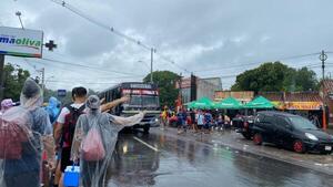 Pasajeros viajaron colgados en Caacupé, pero Dinatran y VMT se desentienden