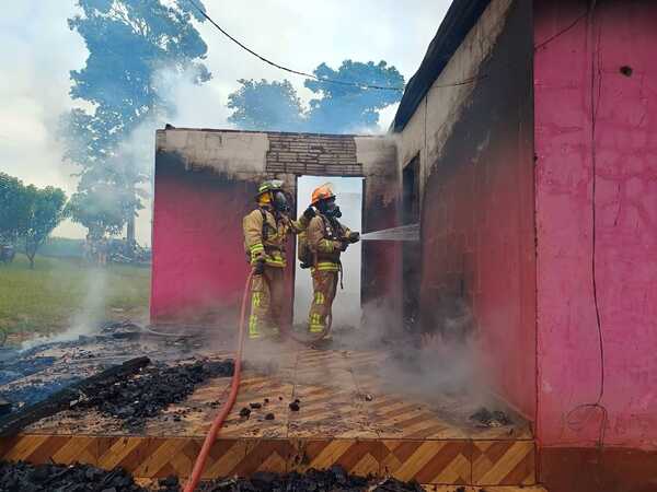 GRAN INCENDIO ESTRUCTURAL EN NATALIO KM 21 