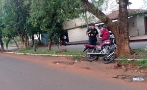 Motociclista resultó herido tras chocar contra un árbol   