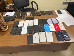 Menor cae con mochila repleta de iPhones robados en la zona del Mercado 4 - Policiales - ABC Color