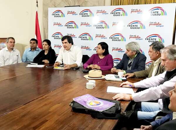 Perito de Fiscalía afirma que falsificaron firmas del Frente Guasu en una supuesta deuda millonaria con Ueno  - Política - ABC Color