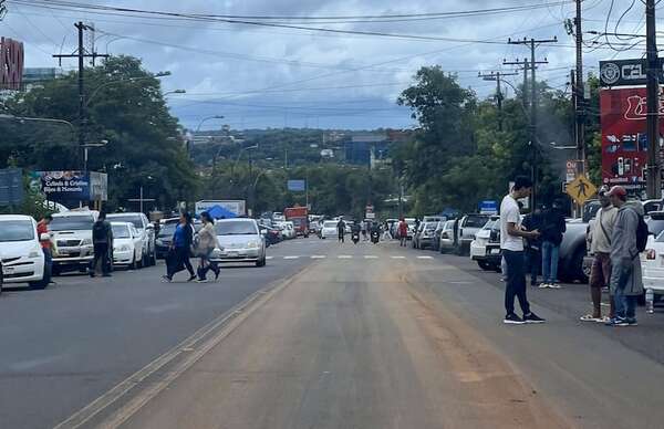 Comerciantes esperan repunte de ventas para los últimos días del año en Encarnación - Economía - ABC Color