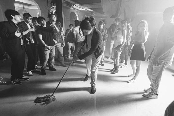 Exposiciones: “Observadores” (Azaye) y Muestra del ISBA