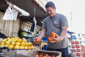 Mercado 4: Precios de Frutas Altos vs. Verduras Baratas