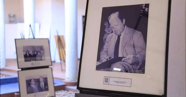 La Nación / Muestra fotográfica sobre Flores y la guarania en Oviedo