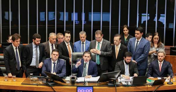 La Nación / Diputados brasileños aprueban ley para reducir pena de Bolsonaro a solo dos años