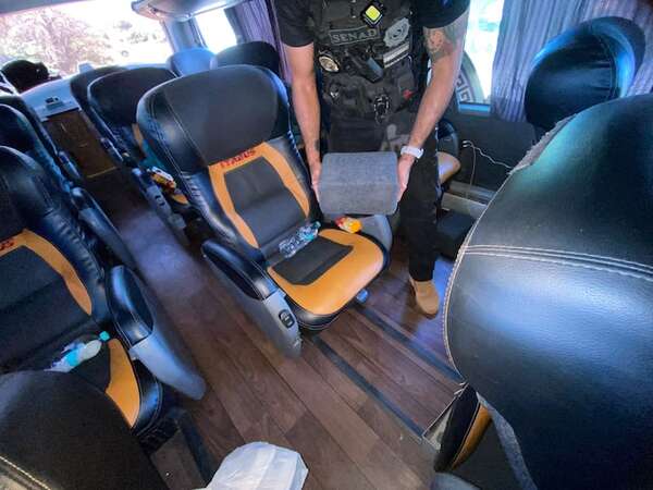 Detienen a tres bolivianos con más de 15 kilos de cocaína en el Chaco - Policiales - ABC Color