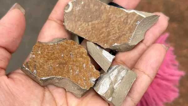 Vecino “pensó” que le bloquearían su entrada y apedreó a una joven que estaba con su bebé