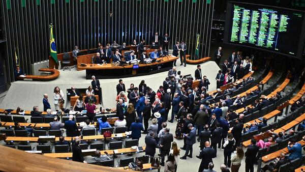 La Cámara de Diputados de Brasil aprueba rebajar la pena por golpismo de Bolsonaro