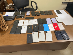 Tiene 17 años y lo encontraron con 38 iPhones robados, en la zona del Mercado 4 - Noticiero Paraguay