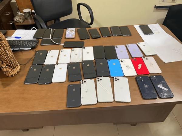 Tiene 17 años y lo encontraron con 38 iPhones robados, en la zona del Mercado 4 - Noticiero Paraguay