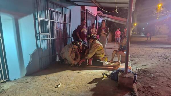 Mujer salió ka'úre de un partido de vóley y chocó contra una moto estacionada