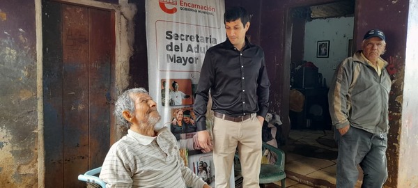 Municipalidad de Encarnación entrega silla de ruedas a adulto mayor del barrio San Pedro