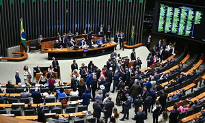 Diputados de Brasil avalan proyecto de reducción de pena a Bolsonaro en caso de golpismo - OviedoPress