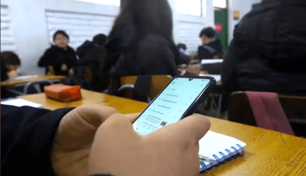 Celular podrá ser usado en las aulas solamente con fines pedagógicos, según proyecto - Noticiero Paraguay