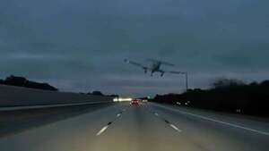 Avioneta cae sobre un auto en plena autopista de Florida: todos sobreviven de milagro - Mundo - ABC Color