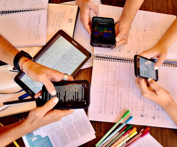 Chile implementa regulaciones para el uso de celulares en las aulas - Portal Digital Cáritas Universidad Católica