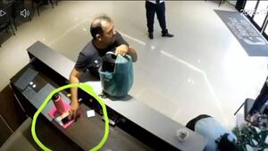 Un hombre robó el celular de una trabajadora mientras adornaba el arbolito navideño