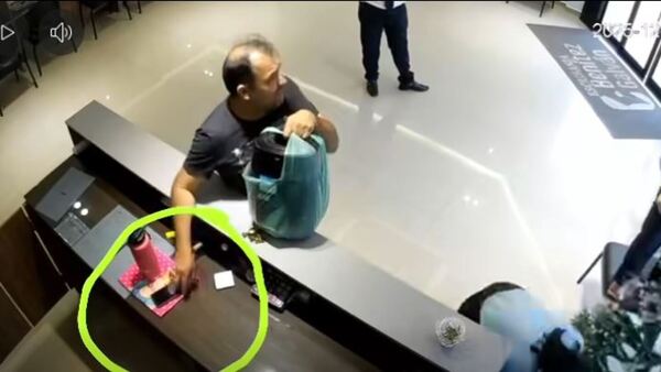 Un hombre robó el celular de una trabajadora mientras adornaba el arbolito navideño