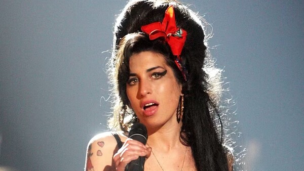 Padre de Amy Winehouse reclama dinero por subasta de ropa de su hija