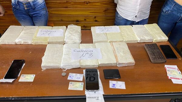 Ocultaron cocaína bajo asientos de bus y quedaron detenidos en el Chaco