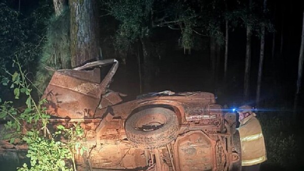 Vehículo quedó incrustado en un árbol y el conductor se encuentra en estado grave